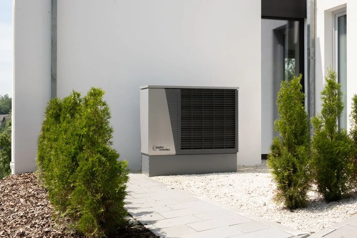 Lüftungsgerät vor einem modernen Wohnhaus